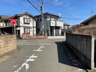 藤岡市篠塚　中古住宅の前面道路含む現地写真|前面道路含む現地写真です