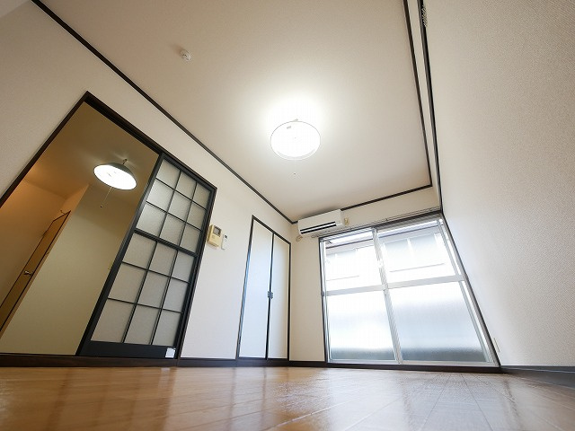 タウニィ高畑の洋室|使い勝手のいい洋室です