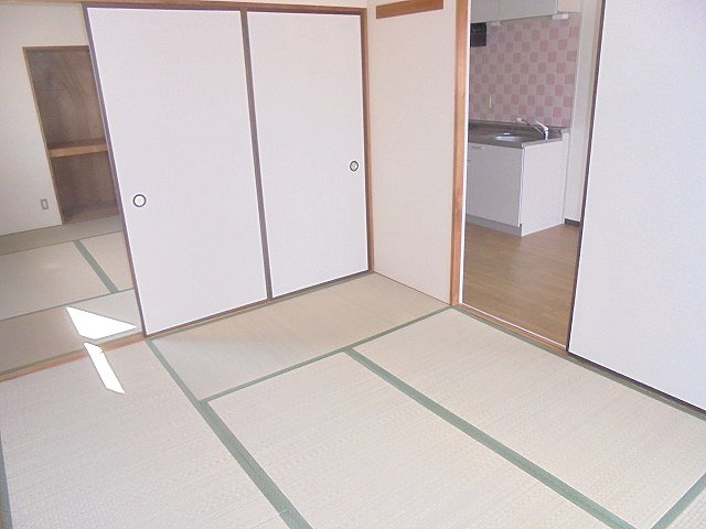 ロイヤルコーポ西明石の和室