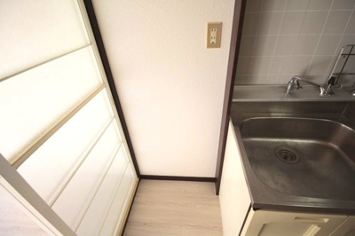 【設備】 | メゾンエトワール | 冷蔵庫置き場シンク横にあります