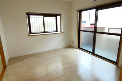 【居間・リビング】 | リバーサイド多摩 | 出窓あり明るい部屋です