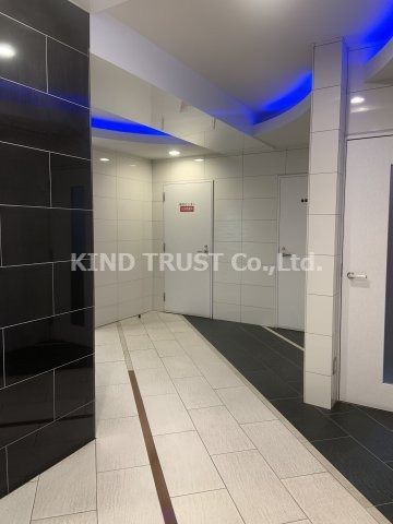 セレニテ梅田ESTのロビー|落ち着いたロビーです