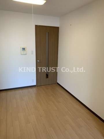 天満リバーサイドプラザの居間・リビング|こちらのリビングで趣味の時間をお楽しみください