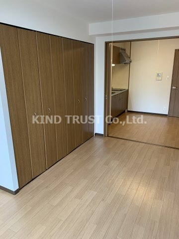 天満リバーサイドプラザの居間・リビング|こちらの居間で趣味の時間をお楽しみください