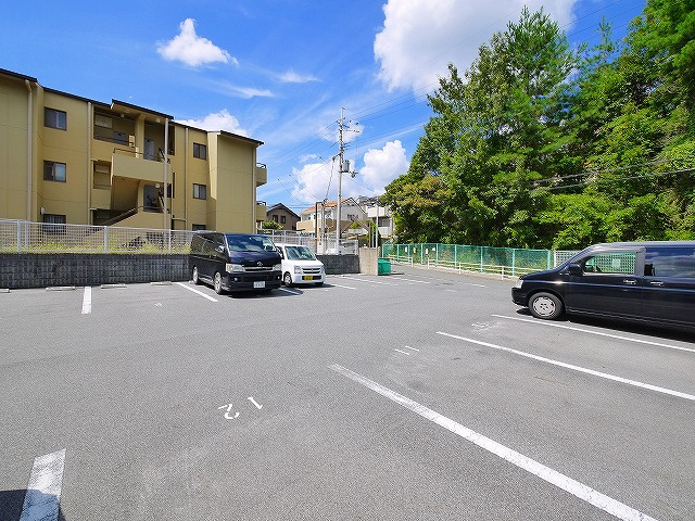 富雄サンパレスⅠ号館の駐車場|駐車スペースもあります