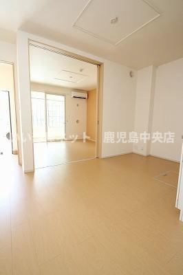 1階ダイニングキッチンから居室（B101）