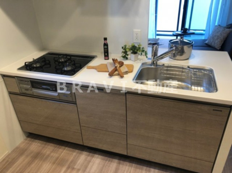 SK RESIDENCES SHINSAIBASHI　BRAVI不動産のキッチン|【GRAN PASEO心斎橋EAST】３口ガスコンロのキッチンです