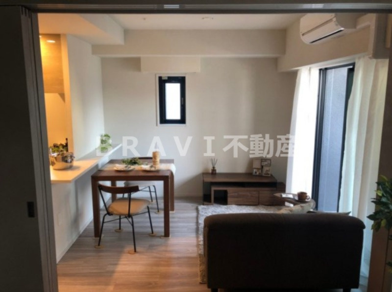 SK RESIDENCES SHINSAIBASHI　BRAVI不動産の居間・リビング|【GRAN PASEO心斎橋EAST】出窓のあるリビングです