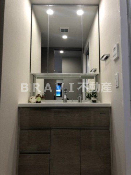 SK RESIDENCES SHINSAIBASHI　BRAVI不動産の独立洗面台|【GRAN PASEO心斎橋EAST】大きな鏡の洗面台です
