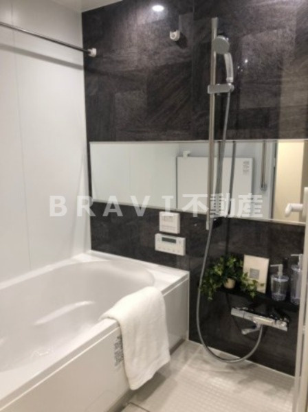 SK RESIDENCES SHINSAIBASHI　BRAVI不動産のキッチン|【GRAN PASEO心斎橋EAST】清潔感のあるお風呂です