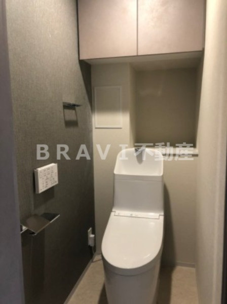 SK RESIDENCES SHINSAIBASHI　BRAVI不動産のトイレ|【GRAN PASEO心斎橋EAST】収納のあるトイレ