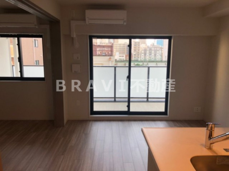 SK RESIDENCES SHINSAIBASHI　BRAVI不動産の洋室|【GRAN PASEO心斎橋EAST】窓も明るいです