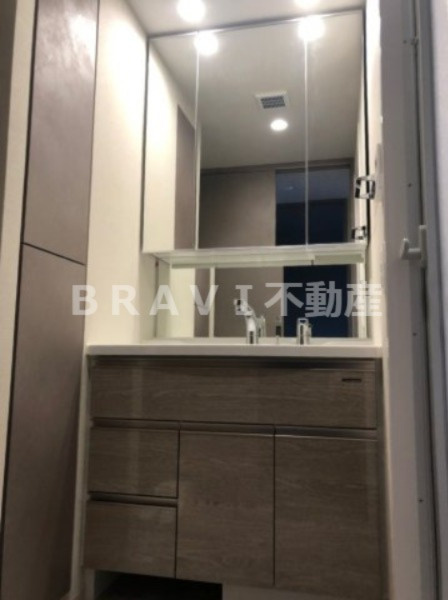 SK RESIDENCES SHINSAIBASHI　BRAVI不動産の独立洗面台|【SK RESIDENCES SHINSAIBASHI】独立洗面台