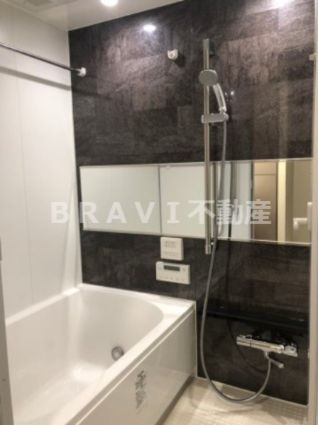 SK RESIDENCES SHINSAIBASHI　BRAVI不動産の浴室|【SK RESIDENCES SHINSAIBASHI】清潔感のあるお風呂
