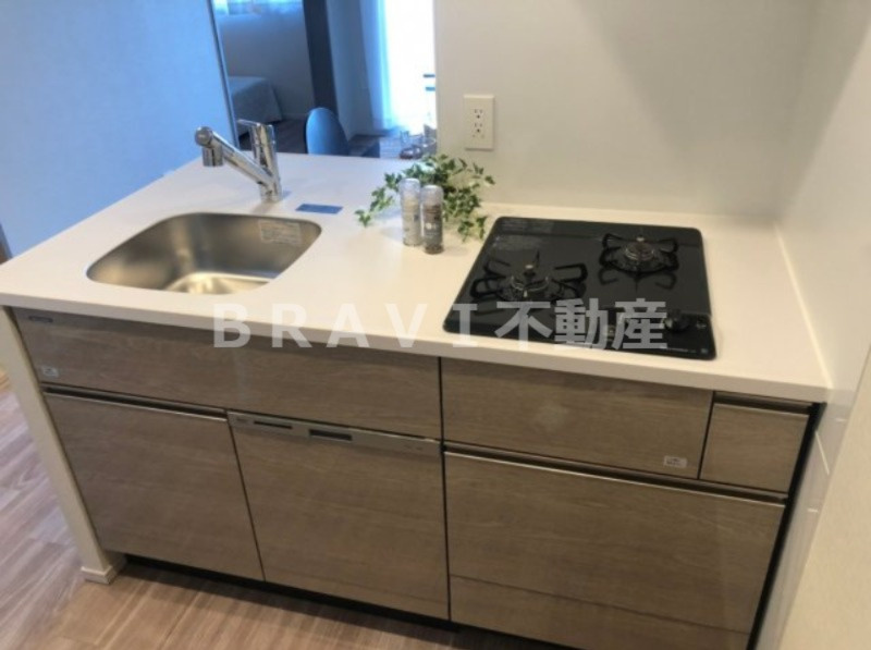 SK RESIDENCES SHINSAIBASHI　BRAVI不動産のキッチン|【GRAN PASEO心斎橋EAST】２口ガスコンロで収納も豊富です