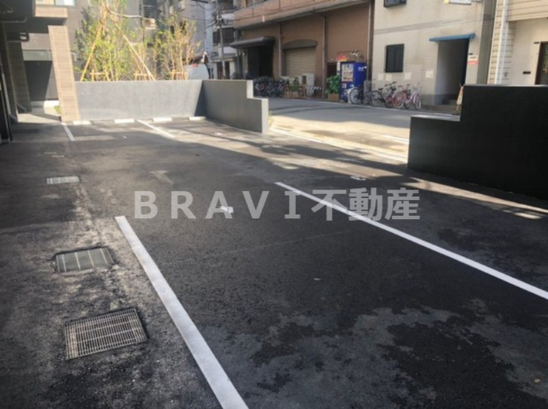 SK RESIDENCES SHINSAIBASHI　BRAVI不動産の駐車場|【GRAN PASEO心斎橋EAST】平面駐車場