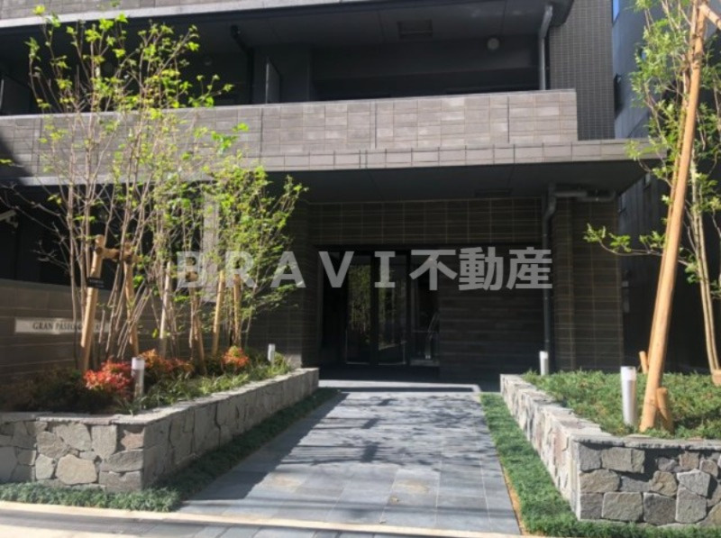 SK RESIDENCES SHINSAIBASHI　BRAVI不動産のエントランス|【GRAN PASEO心斎橋EAST】木々がおしゃれです