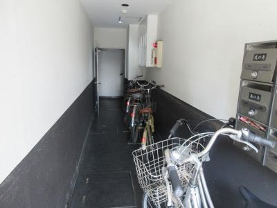 アークハイツ嵯峨嵐山の駐車場|廊下に駐輪