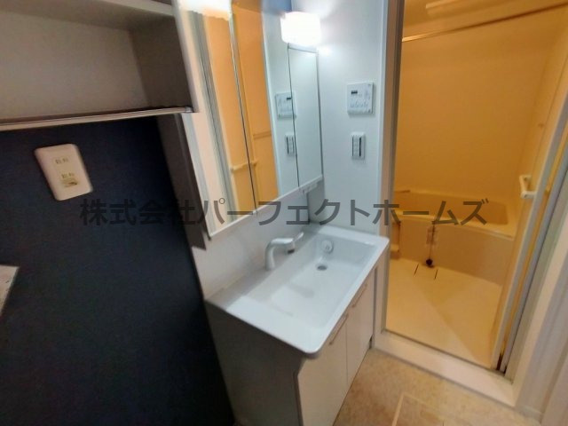 あんしん+石津南町の洗面所|３面鏡付きシャンプードレッサー！
