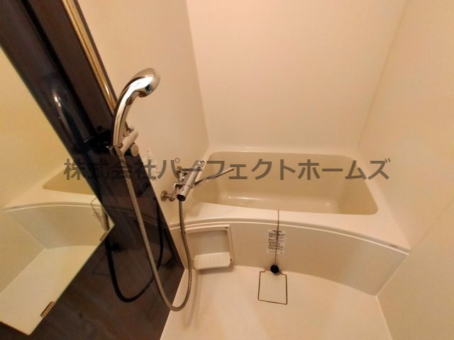 あんしん+石津南町の浴室|鏡付きの浴槽です。