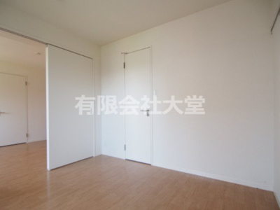 【寝室】 | フォレナ | 広くて明るい寝室
