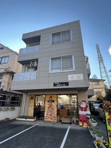 建物下は美容院です！
