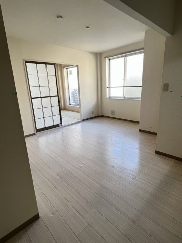 リビングには窓があり室内も明るいです