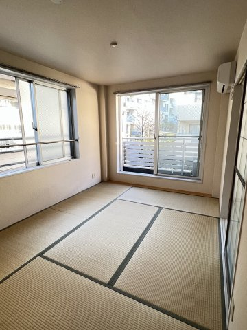 2面に窓がある和室
