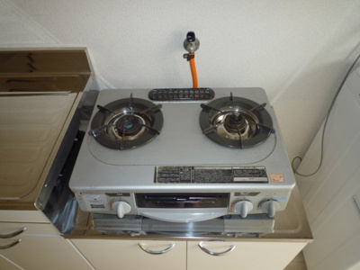 【設備】 | ジュネスシラハタ | 二口ガスコンロ付き