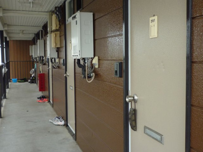 【玄関】 | ジュネスシラハタ | 玄関前通路