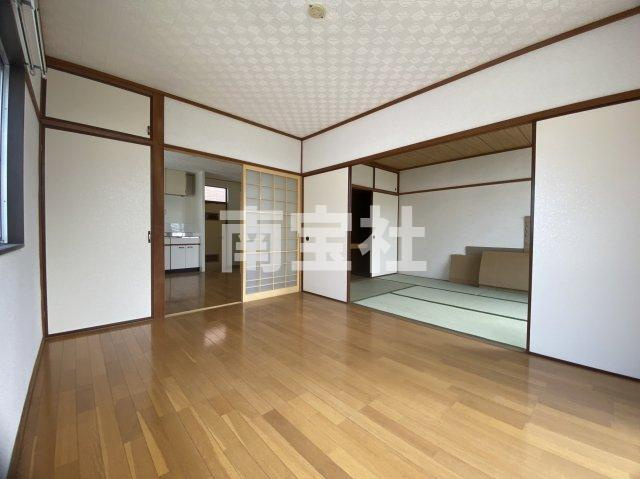 【居間・リビング】 | 洋室・和室６畳です