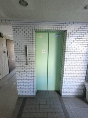 【その他共用部分】 | ラブリハイツ吉野町第２ | お買い物時やベビーカーの出し入れに便利なエレベーター付です。