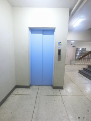 【その他共用部分】 | 花月園ローズプラザ | お買い物時やベビーカーの出し入れに便利なエレベーター付です。