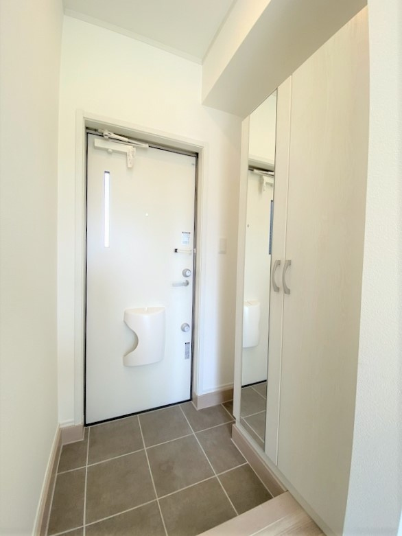 レジデンス向中野の玄関