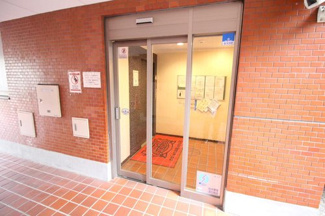 【エントランス】 | キレイに清掃された自動ドア付きエントランスです♪