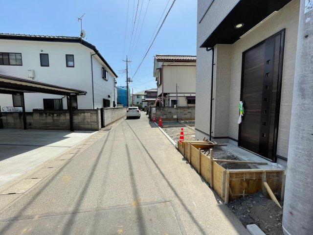 藤岡市上戸塚4期（全1棟）1号棟の前面道路含む現地写真