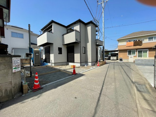 藤岡市上戸塚4期（全1棟）1号棟の前面道路含む現地写真
