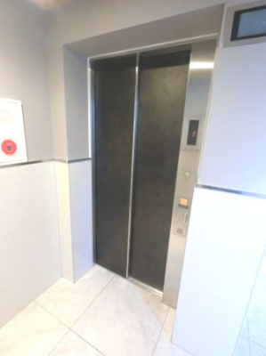 【その他共用部分】 | アンベリール本厚木 | お買い物時やベビーカーの出し入れに便利なエレベーター付です。