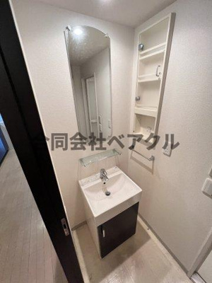 【洗面所】 | 【仲介手数料0円】インベスト京都堀川 | 明るい洗面所です