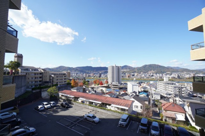 【展望】 | ダイアパレス牛田天水苑 | 【四季を感じる】
四季の移ろい・爽やかな青空や風を感じられ
自然を愉しめるパノラマビュー。
毎日の暮らしに余裕を感じさせてくれる、
遮る物の無い開放的な眺望を是非、ご堪能ください。