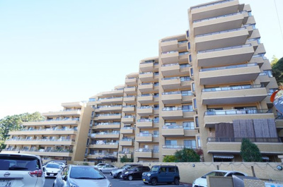 【外観】 | ダイアパレス牛田天水苑 | 【雁行型】
マンションの形状の一つとして、
それぞれの住戸をずらして配置する
個性的な外観タイプ。
建物を上から見ると、雁が群れで飛ぶ隊列の形に似ています！
各住戸の独立性が高く、採光や通風に優れます