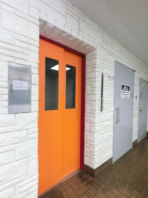 【その他共用部分】 | グリーンプラザ川崎 | お買い物時やベビーカーの出し入れに便利なエレベーター付です。