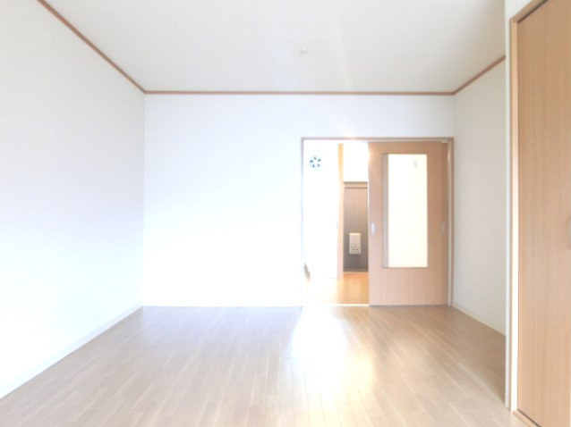 山本ハイツの洋室