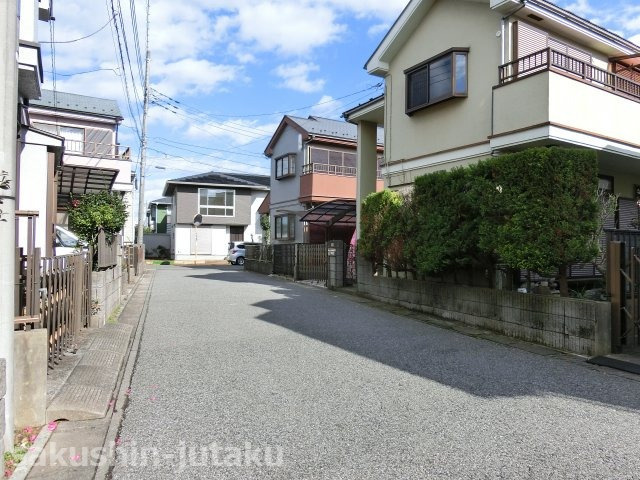 八千代台南３丁目　中古戸建の前面道路含む現地写真|北西側５ｍ公道面につき開放的