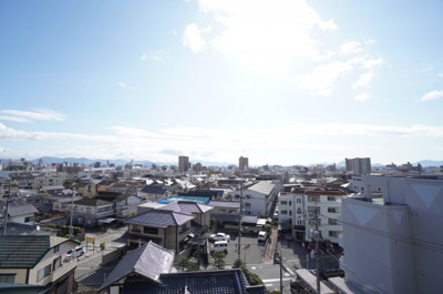 【展望】 | Jcity高須翠江館 | 【眺望】
もう少し高い階数からは、海水面が見れるかもしれません。
丁度、瀬戸内の島々が見える様な眺望です。
四季の移ろい・爽やかな青空や風を感じられ
自然を愉しめるパノラマビューですね。