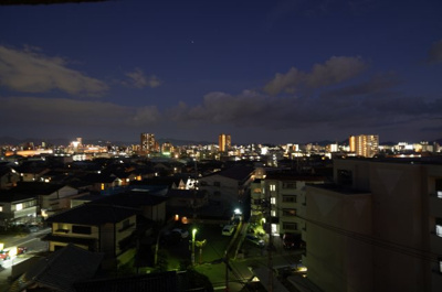 【展望】 | Jcity高須翠江館 | 【Night View】
広島の中心を一望できるパノラマ夜景には言葉は要らないかもしれません。
時期によっては、サンセットと夜景の組合せも見れるかも。
初日の出も部屋に居ながら見れそうですね！