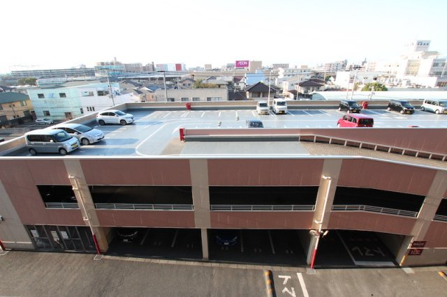 アネシス空港東五番館の駐車場