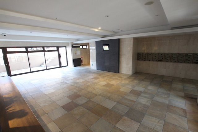 アネシス空港東五番館のエントランス