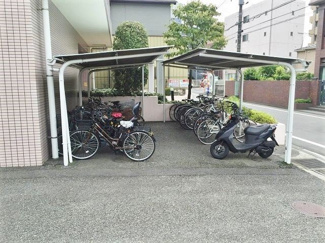 【その他共用部分】 | 屋根付きの駐輪場があるので雨が降っても安心です☆自転車はちょっとした移動手段に便利ですよね！