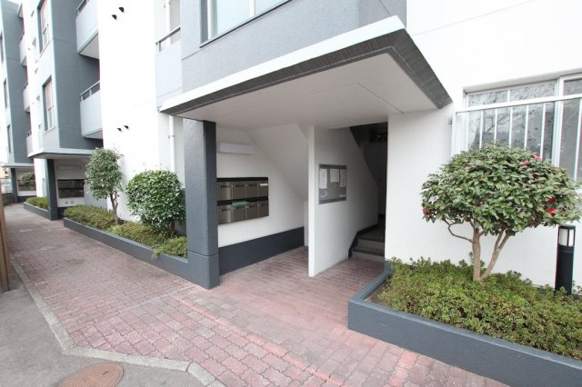 フォレックス諸岡1号館のエントランス